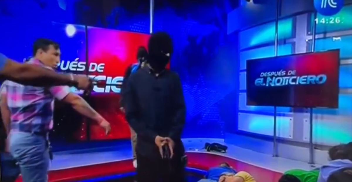 Ισημερινός / Κουκουλοφόροι με όπλα εισέβαλαν σε τηλεοπτική εκπομπή και διέκοψαν τη μετάδοση [Βίντεο]