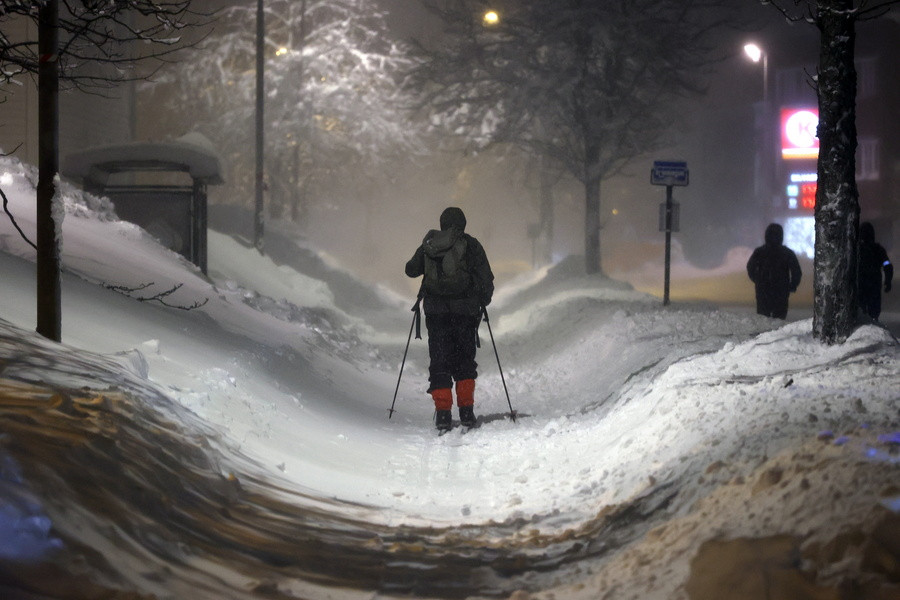 Νορβηγία / Με σκι στο δρόμο για τη δουλειά λόγω της έντονης χιονόπτωσης, στο κέντρο της πόλης Kristiansand.  EPA/TOR ERIK SCHRODER  NORWAY OUT