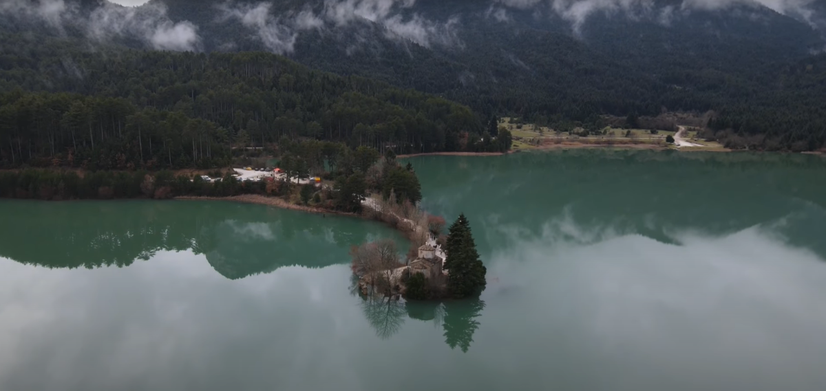 Λίμνη Δόξα / Μία τεχνητή λίμνη με απαράμιλλο φυσικό κάλος