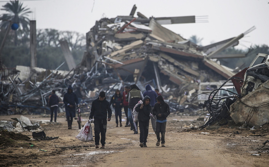 Γάζα / Ανάμεσα στα συντρίμμια κατεστραμμένων σπιτιών στον προσφυγικό καταυλισμό Al Nusairat.  EPA/MOHAMMED SABER