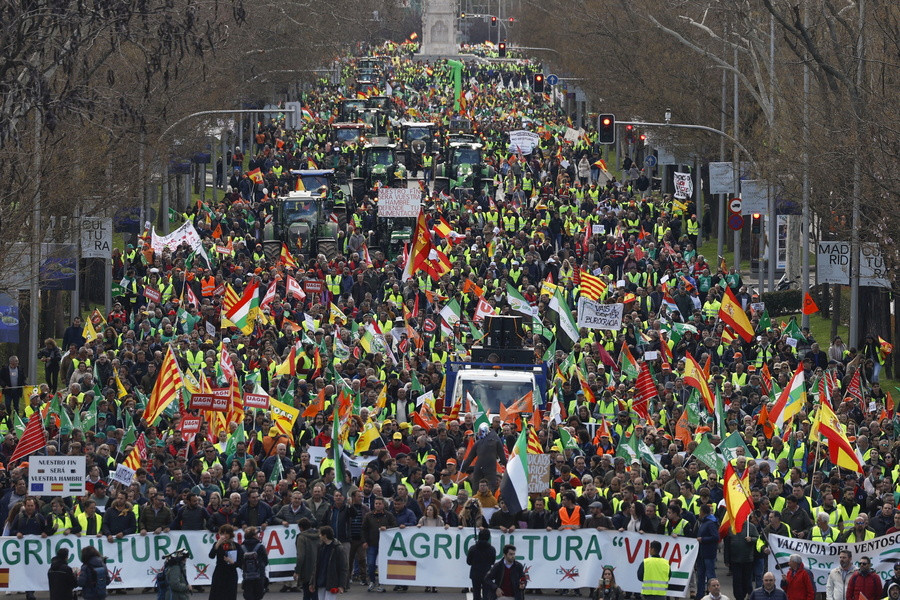 Μαδρίτη / Αγρότες από διάφορα μέρη της Ισπανίας διαδηλώνουν έξω από το γραφείο του Ευρωπαϊκού Κοινοβουλίου EPA/J.J. GUILLEN