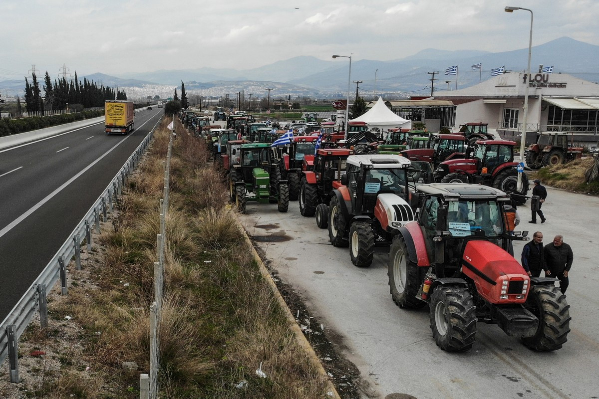 Οι αγρότες στην Εθνική Οδό.  
(ΝΑΣΟΣ ΣΙΜΟΠΟΥΛΟΣ/EUROKINISSI)