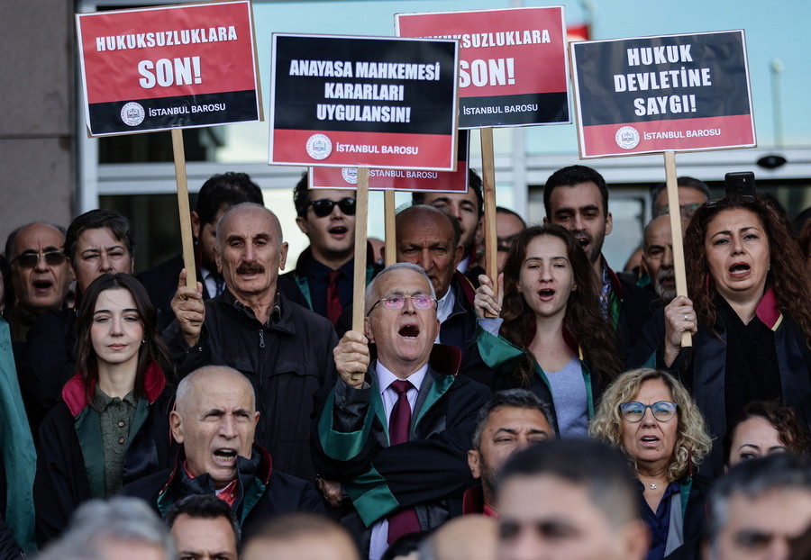 «Να εφαρμοστούν οι αποφάσεις του Συνταγματικού Δικαστηρίου»: Στιγμιότυπο από διαμαρτυρία δικηγόρων για την απόφαση του Ανώτατου Δικαστηρίου της Τουρκίας σχετικά με τον φυλακισμένο βουλευτή Καν Αταλάι, μπροστά από το δικαστικό μέγαρο της Κωνσταντινούπολης EPA/ERDEM SAHIN (Φωτογραφία αρχείου)