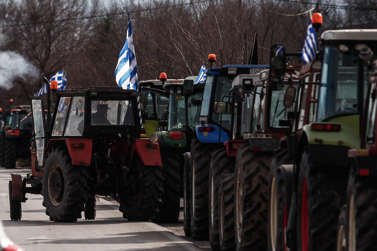 Διαμαρτυρία αγροτών του νομού Τρικάλων με παράταξη τρακτέρ σε κόμβο της Εθνικής Οδού Τρικάλων - Λάρισας, έξω από την πόλη των Τρικάλων. (ΘΑΝΑΣΗΣ ΚΑΛΛΙΑΡΑΣ/EUROKINISSI)