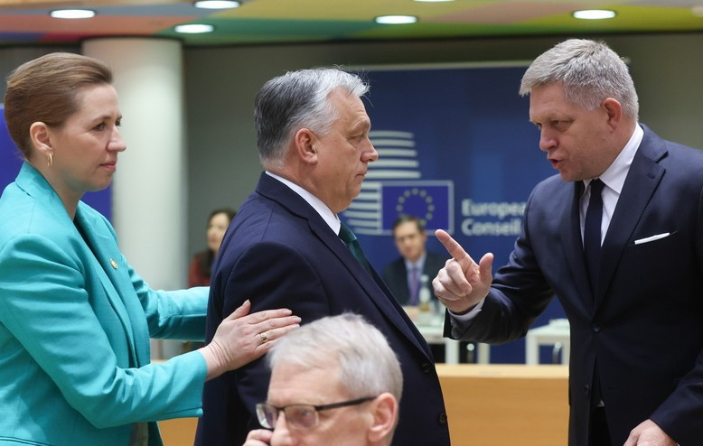 Η πρωθυπουργός της Δανίας Mette Frederiksen, ο πρωθυπουργός της Ουγγαρίας Viktor Orban και ο πρωθυπουργός της Σλοβακίας Robert Fico κατά την έναρξη του έκτακτου Ευρωπαϊκού Συμβουλίου στις Βρυξέλλες. EPA/OLIVIER HOSLET