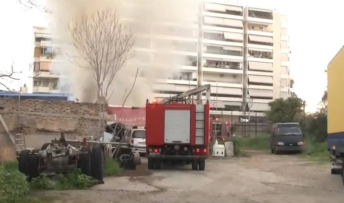 Κάτω Πατήσια / Υπό έλεγχο η φωτιά σε παλιό συνεργείο αυτοκινήτων – Ακούστηκαν εκρήξεις