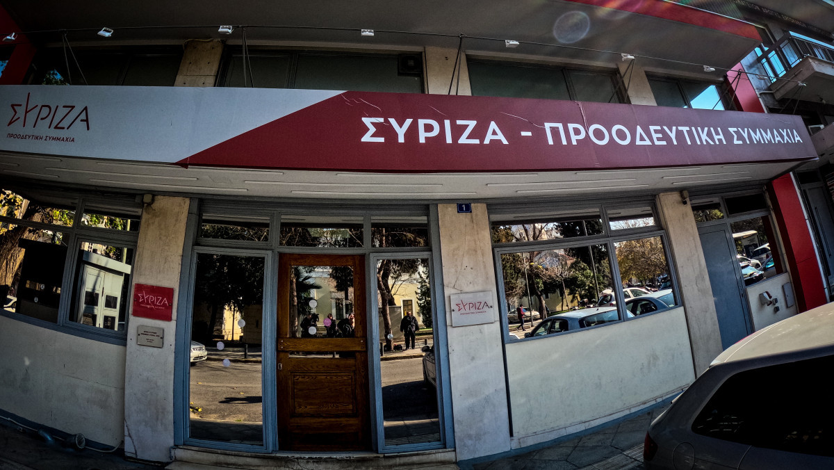 Πρόσοψη των γραφείων του ΣΥΡΙΖΑ στην πλατεία Κουμουνδούρου (ΓΙΩΡΓΟΣ ΚΟΝΤΑΡΙΝΗΣ/EUROKINISSI)