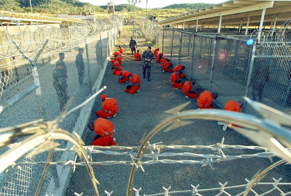Οι 20 πρώτοι κρατούμενοι στον Κόλπο του Γκουαντάναμο αμέσως μετά την άφιξή τους.