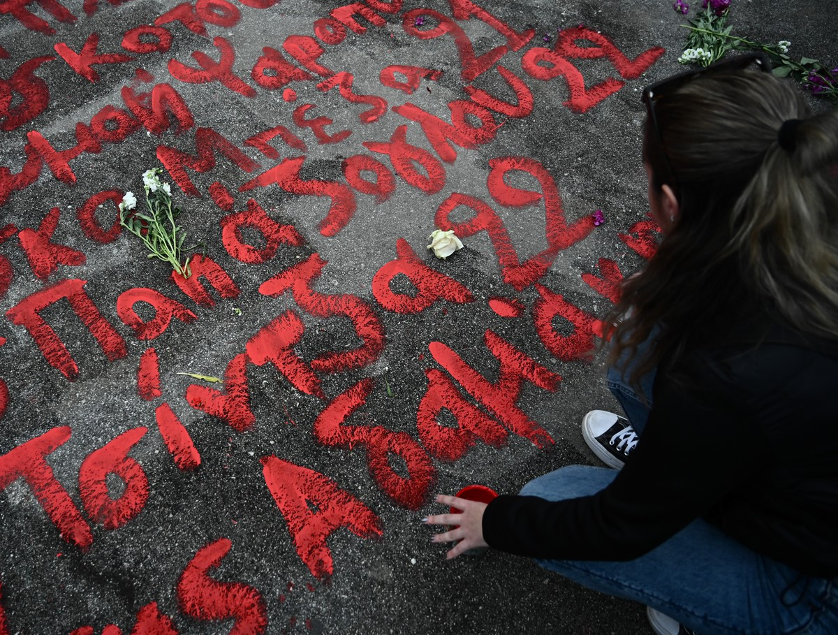 Από το πανεκπαιδευτικό συλλαλητήριο στην Αθήνα, όπου φοιτητές έγραψαν τα ονόματα των νεκρών μπροστά από τη Βουλή. Πέμπτη 29 Φεβρουαρίου 2024. 
(ΚΩΣΤΑΣ ΤΖΟΥΜΑΣ/EUROKINISSI)