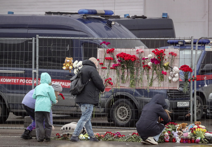 Λουλούδια στον συναυλιακό χώρο του Crocus City Hall μετά την τρομοκρατική επίθεση. EPA/MAXIM SHIPENKOV