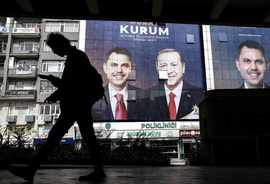 Αφίσα με τον Ερντογάν και τον υποψήφιο δημάρχο Κωνσταντινούπολης Murat Kurum. EPA/ERDEM SAHIN