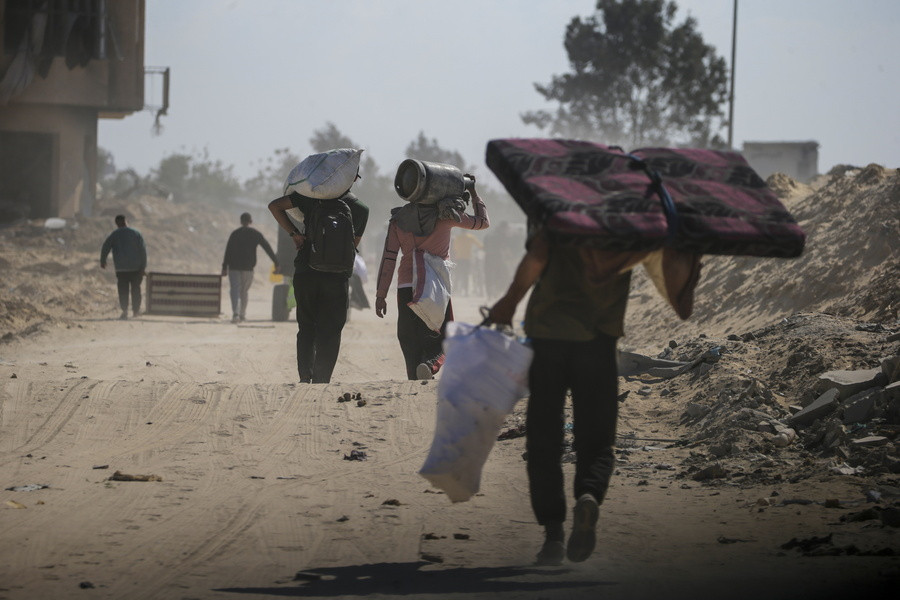Γάζα / Παλαιστίνιοι επιστρέφουν στο Χαν Γιουνίς μετά την αποχώρηση των ισραηλινών στρατιωτικών δυνάμεων.