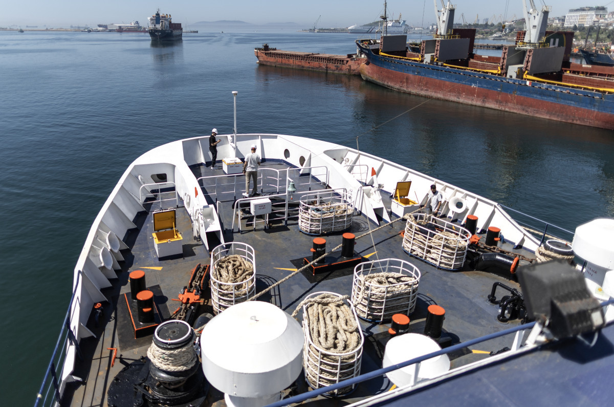 Μέλη του πληρώματος εργάζονται στο πλοίο Akdeniz RoRo πριν από την αναχώρησή του. EPA/ERDEM SAHIN