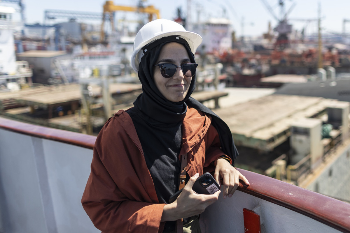 Η Ντιλάρα, κόρη μιας γυναίκας που επέβαινε στο πλοίο Μαβί Μαρμαρά στον στολίσκο της Ελευθερίας το 2010, εικονίζεται στο πλοίο Akdeniz RoRo πριν αποπλεύσει με 5.500 τόνους βοήθειας και εκατοντάδες ακτιβιστές για τη Λωρίδα της Γάζας. Η πρωτοβουλία υποστηρίζεται από τον Τούρκο ακτιβιστή Fehmi Bulent Yildirim, πρόεδρο του Ιδρύματος Ανθρωπιστικής Βοήθειας IHH. EPA/ERDEM SAHIN