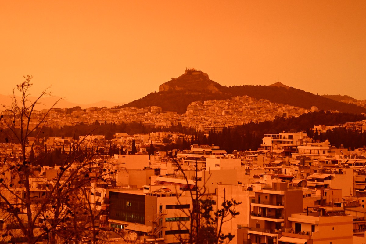 Έντονη η αφρικανική σκόνη πάνω από την Αθήνα.  (ΚΩΣΤΑΣ ΤΖΟΥΜΑΣ/EUROKINISSI)