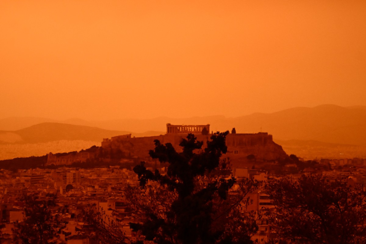 Έντονη η αφρικανική σκόνη πάνω από την Αθήνα.  (ΚΩΣΤΑΣ ΤΖΟΥΜΑΣ/EUROKINISSI)