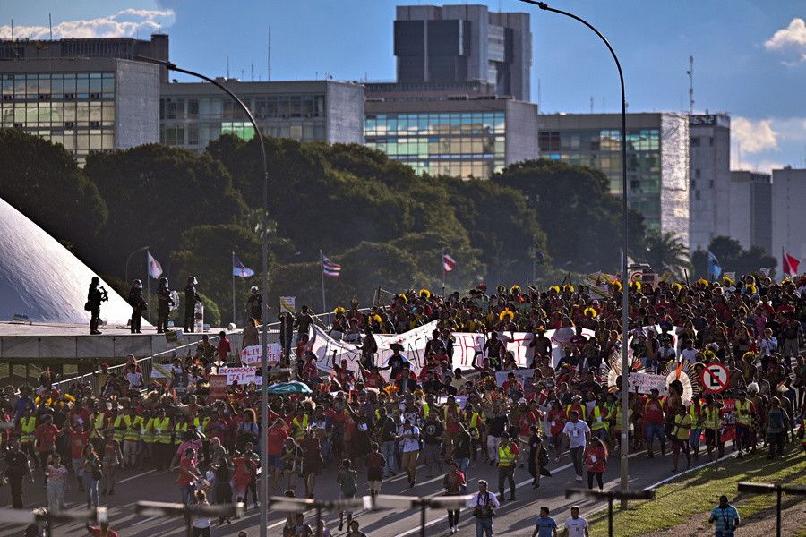 Χιλιάδες ιθαγενείς σε πορεία στην Μπραζίλια
