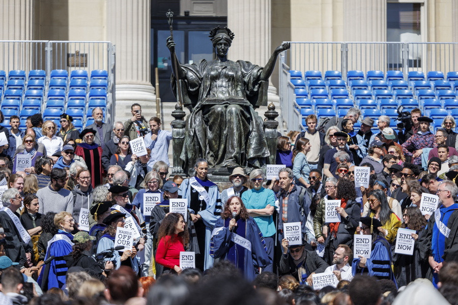 Καθηγητές του Πανεπιστημίου Κολούμπια διαμαρτύρονται για τις πρόσφατες ενέργειες του πανεπιστημίου απέναντι στην κατασκήνωση των φιλοπαλαιστινιακών φοιτητών.