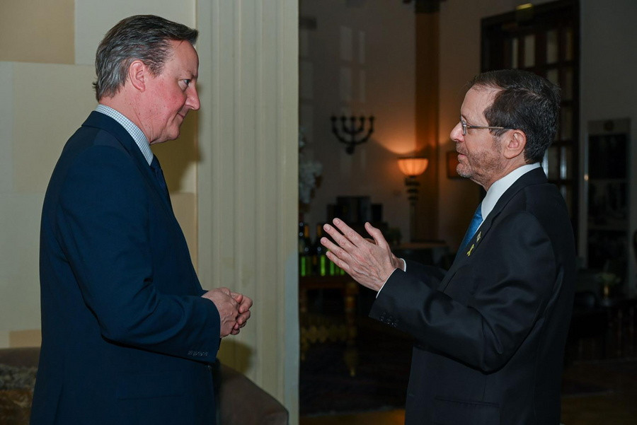 Ο ισραηλινός πρόεδρος Ισαάκ Χέρτσογκ υποδέχεται τον υπουργό Εξωτερικών της Βρετανίας Ντέιβιντ Κάμερον