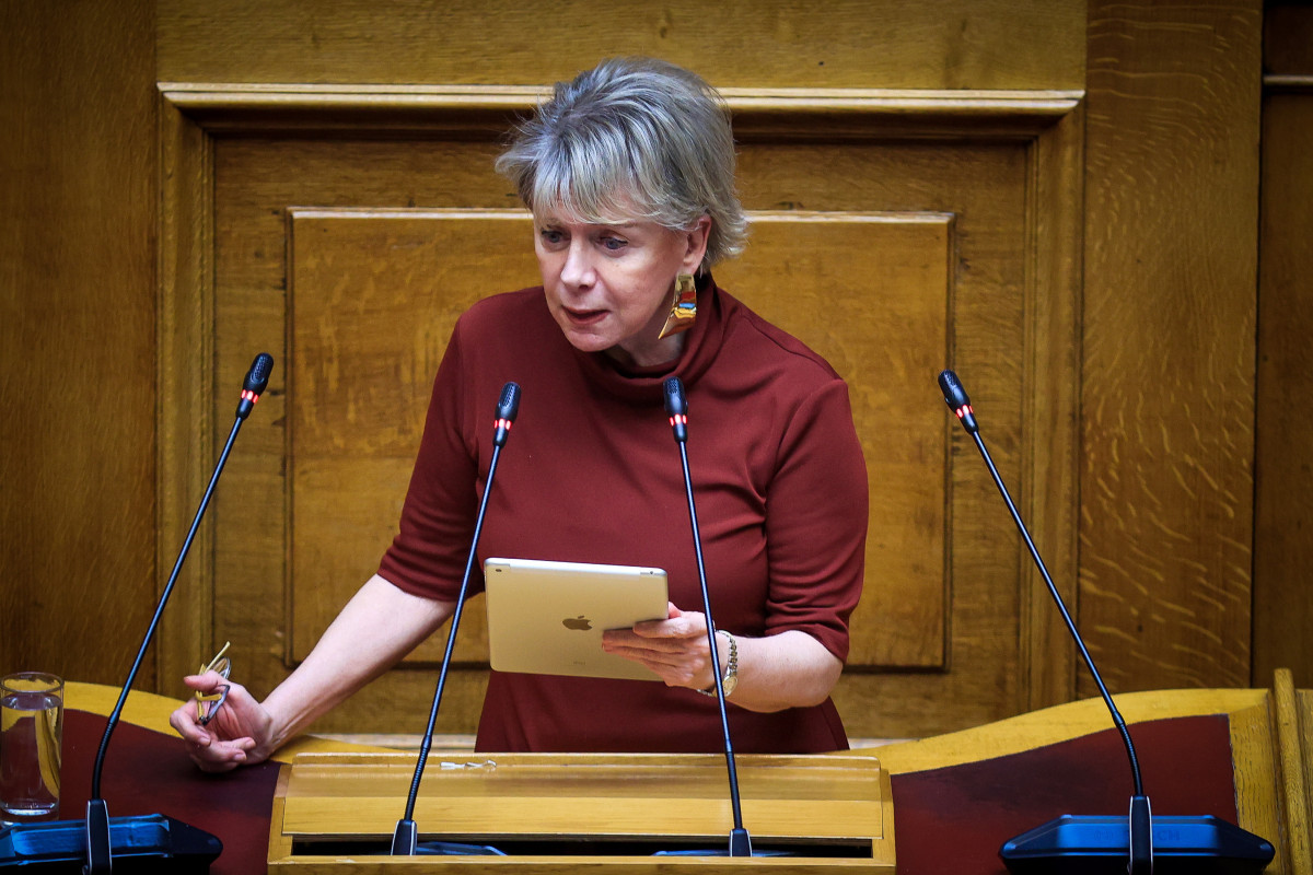 Η Έλενα Ακρίτα στο βήμα της Βουλής. (ΓΙΩΡΓΟΣ ΚΟΝΤΑΡΙΝΗΣ/EUROKINISSI)