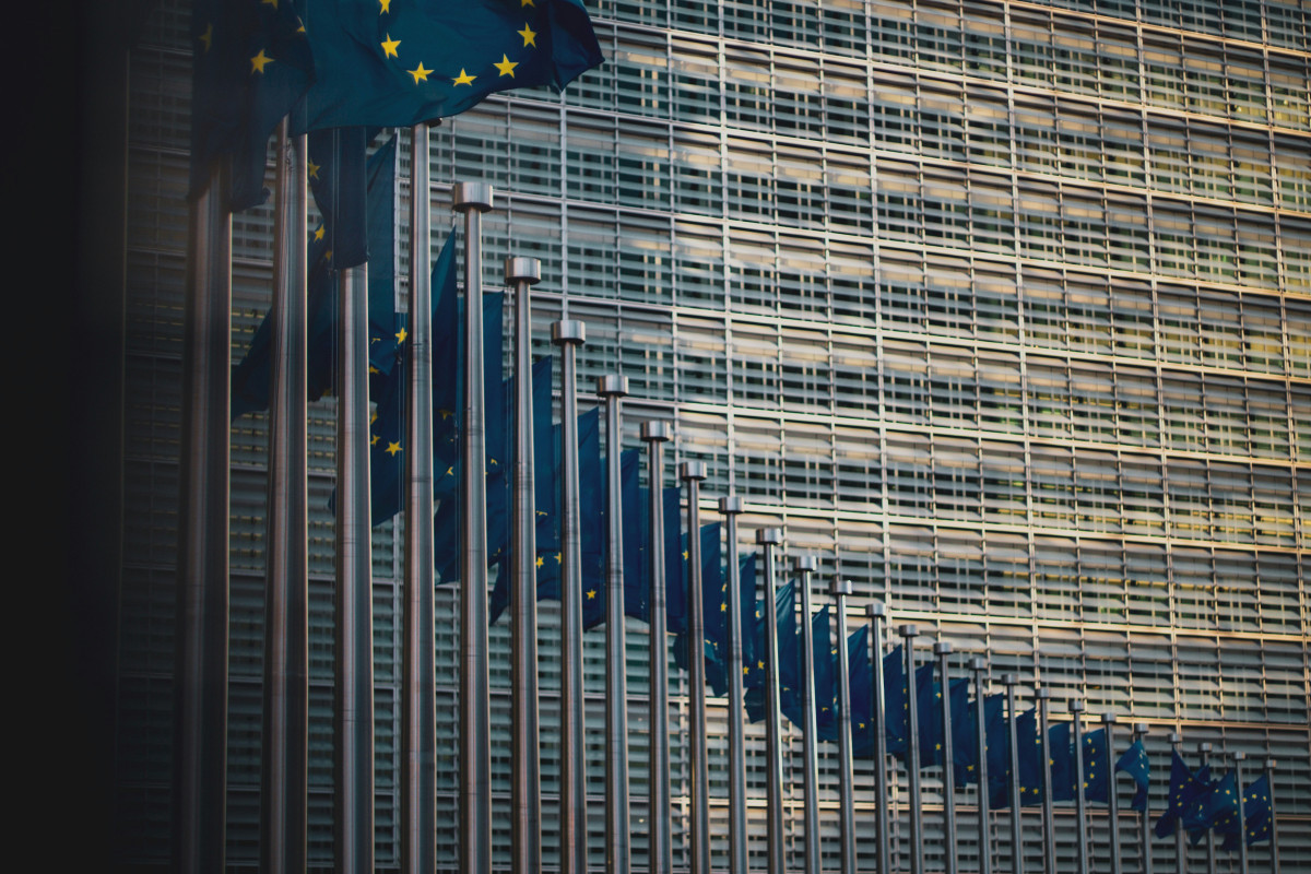 Σημαίες της Ευρωπαϊκής Ένωσης, έξω από το κτίριο της Κομισιόν στις Βρυξέλλες