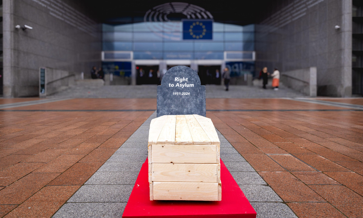 Φωτογραφία από την «κηδεία» του δικαιώματος στο άσυλο, που πραγματοποίησε στις 10 Απριλίου έξω από το Ευρωπαϊκό Κοινοβούλιο στις Βρυξέλλες η ευρωομάδα της Ευρωπαϊκής Αριστεράς.