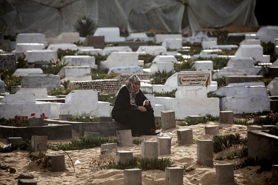 Εκτοπισμένη Παλαιστίνια επισκέπτεται τον τάφο ενός αγαπημένου του προσώπου