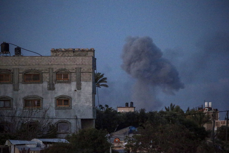Καπνός υψώνεται πάνω από κτίριο μετά από ισραηλινή αεροπορική επιδρομή στη βόρεια Λωρίδα της Γάζας
