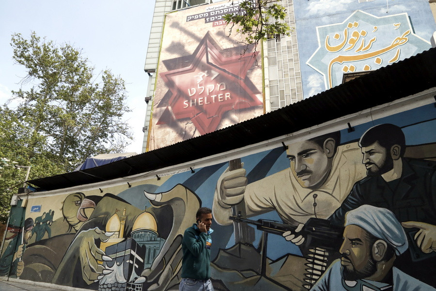 «Θα πεθάνετε από φόβο», γκραφίτι στην Τεχεράνη