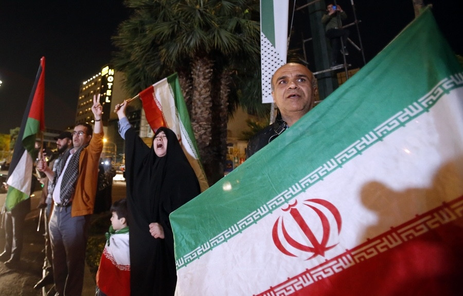 Ιρανοί πολίτες στην Τεχεράνη πανηγυρίζουν την βαλλιστική επίθεση κατά του Ισραήλ