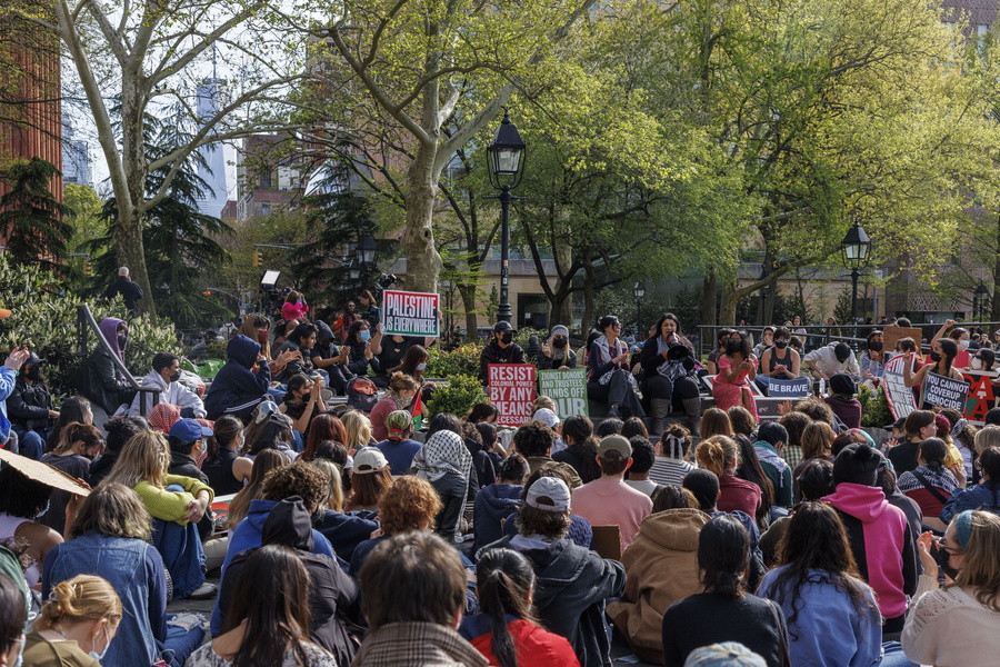 Φοιτητές του Πανεπιστημίου της Νέας Υόρκης διαμαρτύρονται για τους δεσμούς του πανεπιστημίου με το Ισραήλ στην Washington Square Park στη Νέα Υόρκη