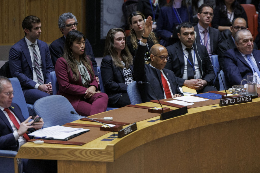 Ο αναπληρωτής αντιπρόσωπος των ΗΠΑ Ρόμπερτ Γούντ σηκώνει το χέρι του για να δηλώσει ότι ψηφίζει κατά της ένταξης της Παλαιστίνης στα Ηνωμένα Έθνη