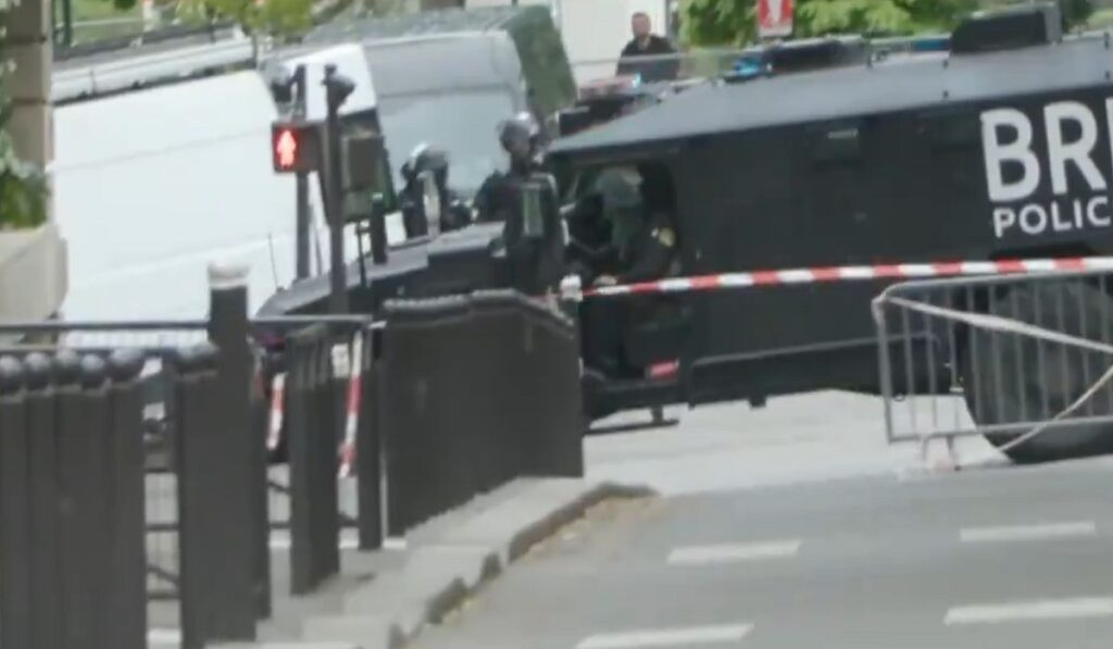 Γαλλία / Συνελήφθη ο άνδρας που απειλούσε να ανατιναχθεί έξω από το προξενείο του Ιράν στο Παρίσι