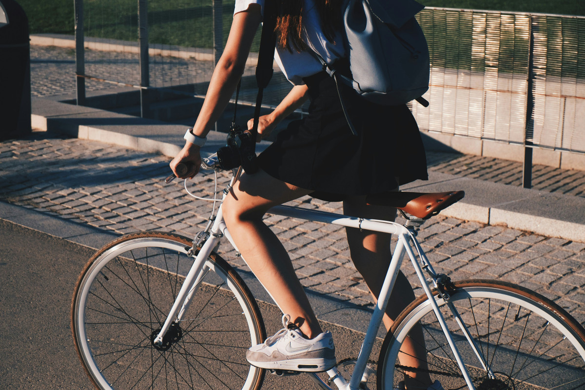 Μια γυναίκα πάνω σε ένα ποδήλατο