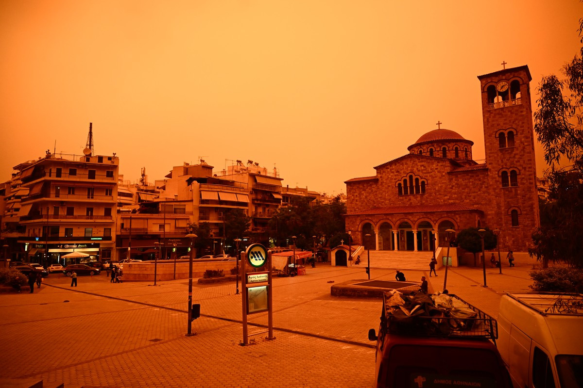 Εικόνα από την αφρικανική σκόνη που σκέπασε την Αθήνα  στις 23 Απριλίου. (ΚΩΣΤΑΣ ΤΖΟΥΜΑΣ/EUROKINISSI)