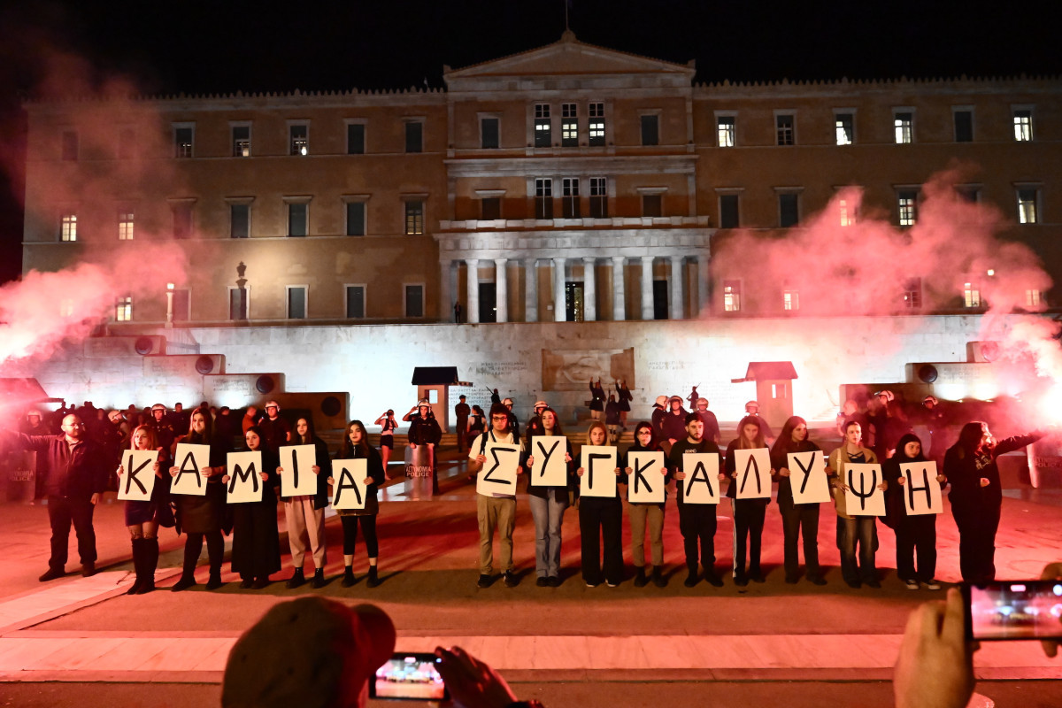Φωτό από διαμαρτυρία μπροστά στη Βουλή, με φοιτητές που κρατάνε πλακάτ γραμμάτων που σχηματίζουν την λέξη ΣΥΓΚΑΛΗΨΗ (ΚΩΣΤΑΣ ΤΖΟΥΜΑΣ/EUROKINISSI)