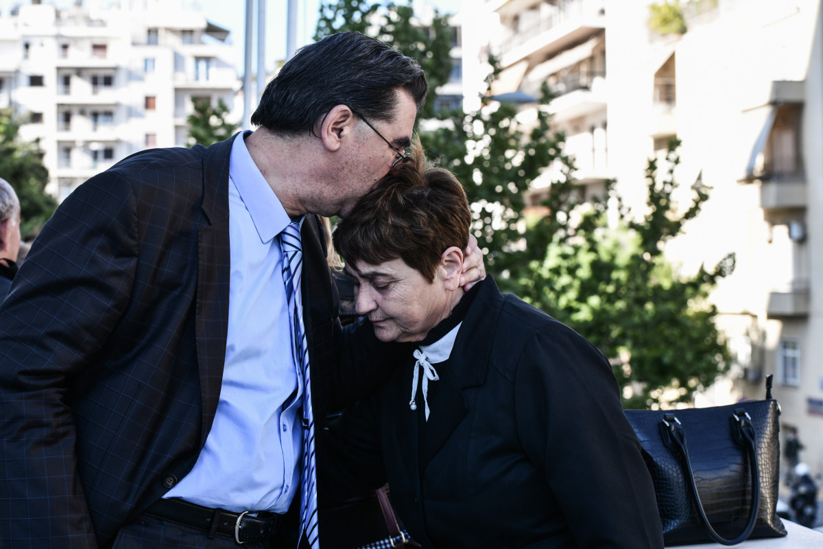 Οι γονείς της δολοφονημένης Ελένης Τοπαλούδη, έξω από το δικαστήριο