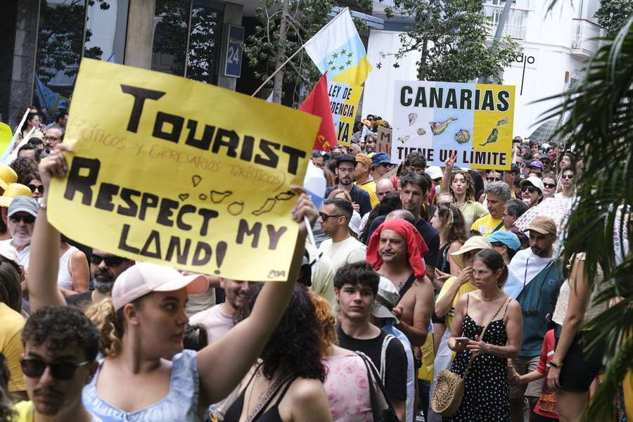 Τενερίφη, διαδηλώσεις κατά του μαζικού τουρισμού-EPA/ALBERTO VALDES