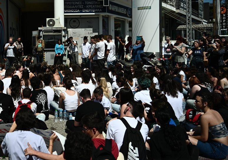 Καθιστική μουσική διαμαρτυρία του Μουσικού Σχολείου Ιλίου έξω από το Αστυνομικό Τμήμα των Αγίων Αναργύρων, για την δολοφονία της 28χρονης