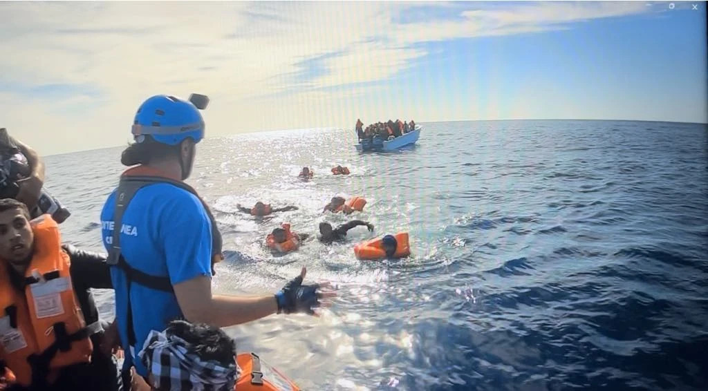 Μάρε Ιόνιο / Συγκλονιστικό βίντεο από την επίθεση στο διασωστικό σκάφος – Τι καταγγέλλει ο Ιάσονας Αποστολόπουλος στο tvxs