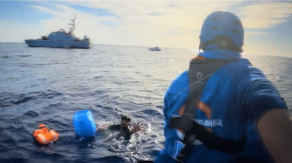 Ιάσονας Αποστολόπουλος στο tvxs / Οι σφαίρες έπεφταν δυο μέτρα από τις βάρκες αλλά οι πρόσφυγες τις αψήφησαν