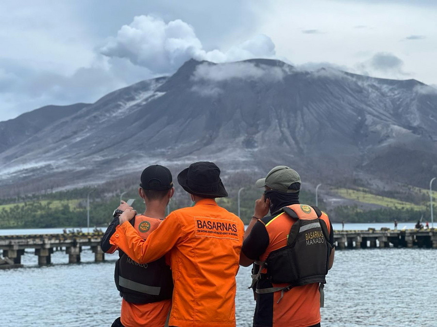 Έκρηξη του ηφαιστείου Ruang στην Ινδοσνησία-EPA/BASARNAS