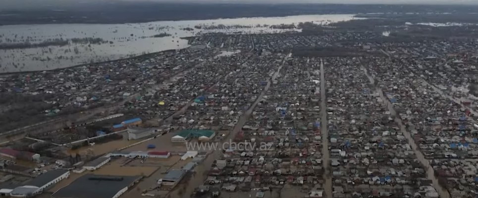 Ρωσία / Κάτω από το νερό το Ορσκ μετά το σπάσιμο του φράγματος – Απομακρύνθηκαν χιλιάδες κάτοικοι