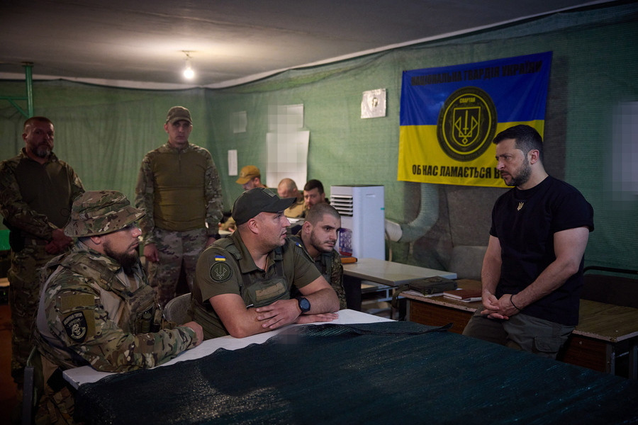 Ο Ζελένσκι με στρατιώτες στο μέτωπο - EPA/Office of the President of Ukraine 
