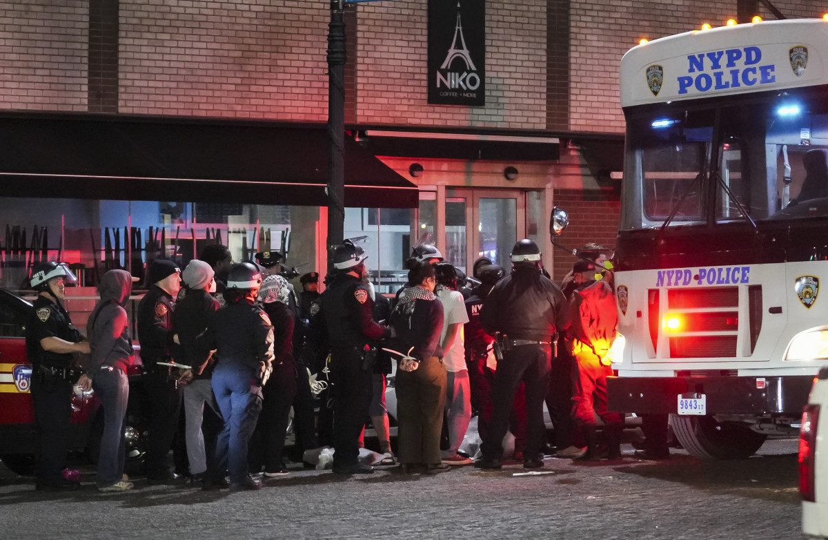 Αστυνομικοί της Νέας Υόρκης προβαίνουν σε συλλήψεις μετά την είσοδό τους στο Hamilton Hall του Πανεπιστημίου Κολούμπια, μετά τον αποκλεισμό των φιλοπαλαιστινιακών διαδηλωτών στο κτίριο νωρίτερα σήμερα, Νέα Υόρκη, Νέα Υόρκη, ΗΠΑ, 30 Απριλίου 2024. EPA/STEPHANI SPINDEL
