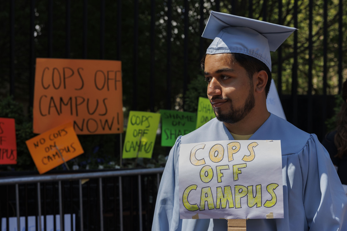 Φοιτητής αποδοκιμάζει την παρουσία της αστυνομίας στην πανεπιστημιούπολη, του Κολούμπια, στη Νέα Υόρκη, ΗΠΑ, 01 Μαΐου 2024. EPA/SARAH YENESEL