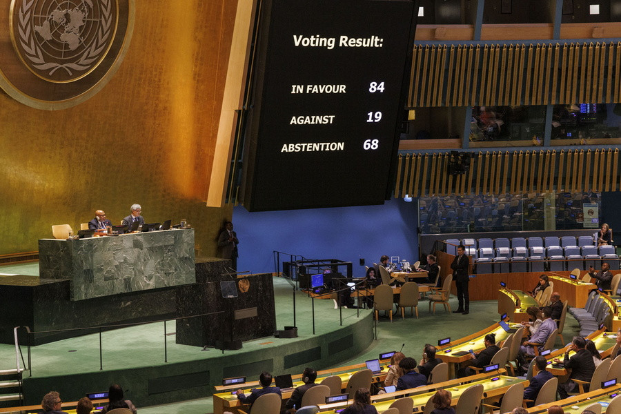 Τα τελικά αποτελέσματα της ψηφοφορίας για τη θέσπιση Διεθνούς Ημέρας Μνήμης για τα θύματα της γενοκτονίας της Σρεμπρένιτσα, Νέα Υόρκη, 23 Μαΐου 2024