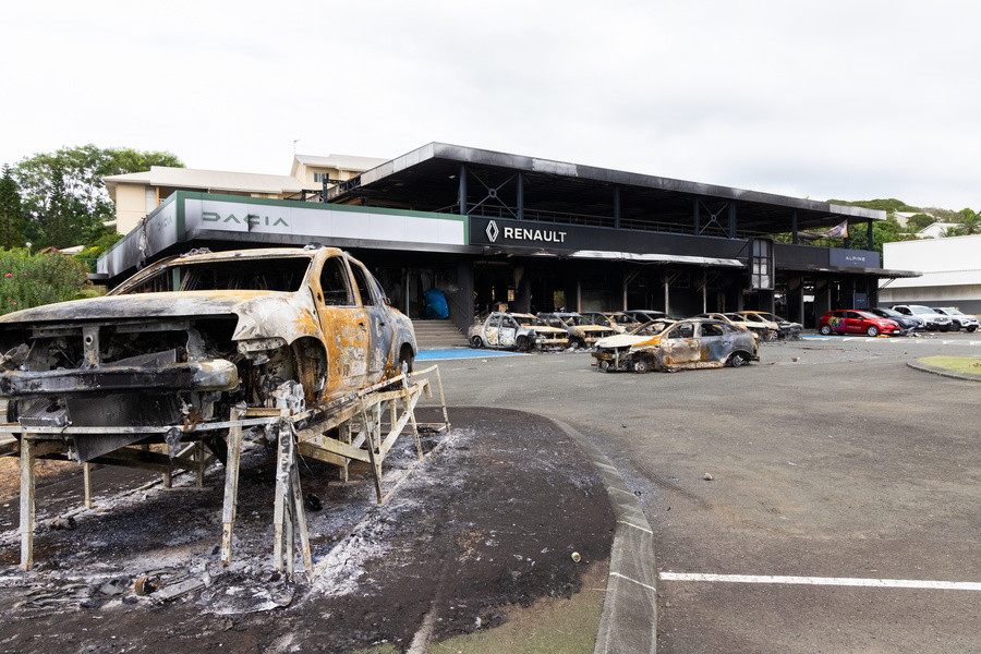 Το κατάστημα Renault/Dacia κοντά στο αεροδρόμιο της Νουμέα, Νέα Καληδονία, Γαλλία, που καταστράφηκε από πυρκαγιά κατά τη διάρκεια ταραχών