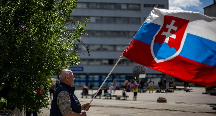 Ένας άνδρας ανεμίζει την εθνική σημαία της Σλοβακίας έξω από το Πανεπιστημιακό Νοσοκομείο F. D. Roosevelt, όπου νοσηλεύεται ο πρωθυπουργός της Σλοβακίας Robert Fico