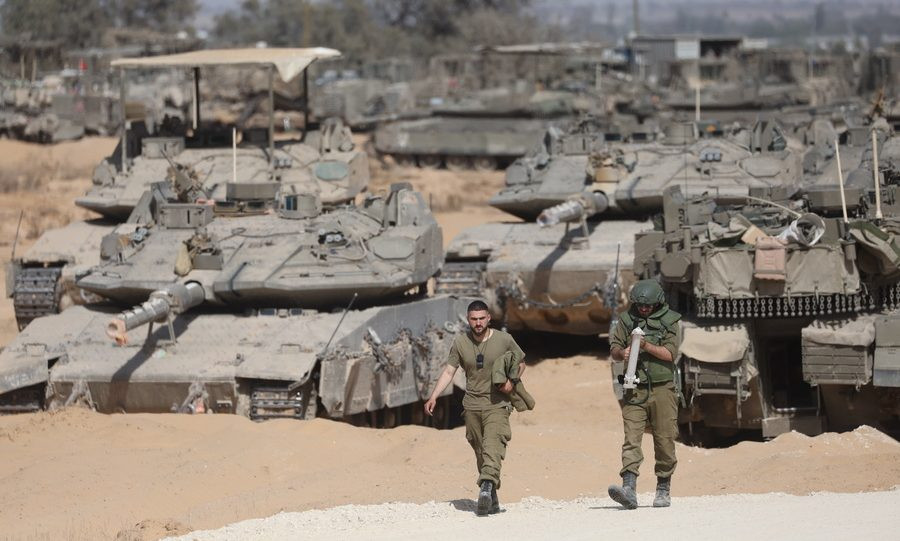 Ισραηλινά τεθωρακισμένα οχήματα συγκεντρώνονται κατά μήκος του συνοριακού φράχτη με τη νότια Λωρίδα της Γάζας